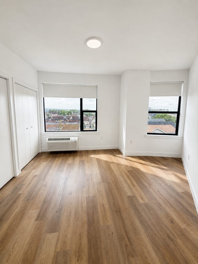 Building Photo - 175 W 7th St Unit 213