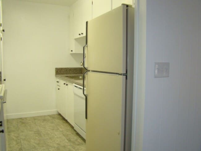 Photo - Townhouse 3 bedroom 2.5 bath, 2 car garage, new paint, new floors