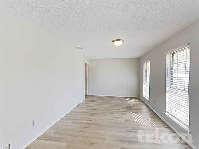 835 Live Oak Dr