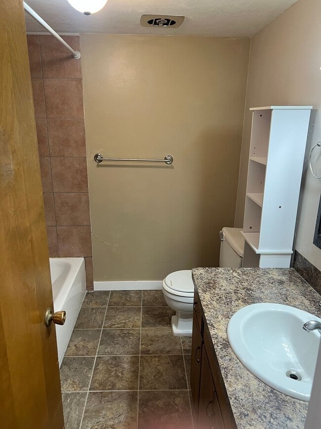 Building Photo - Tall Unit 390 Tall Ave