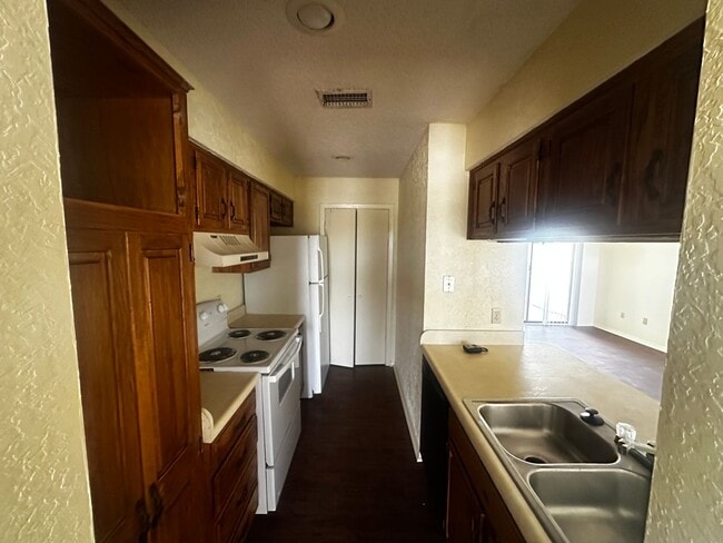 Photo - Sunset Villa Apartments Downstairs Unit