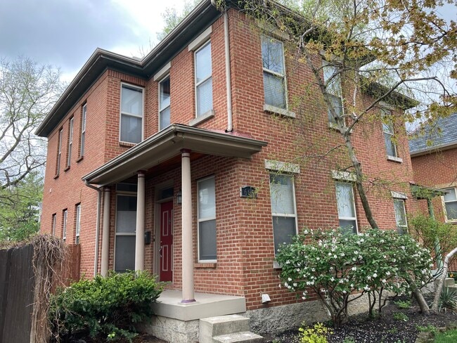 Photo - 665 Kerr St