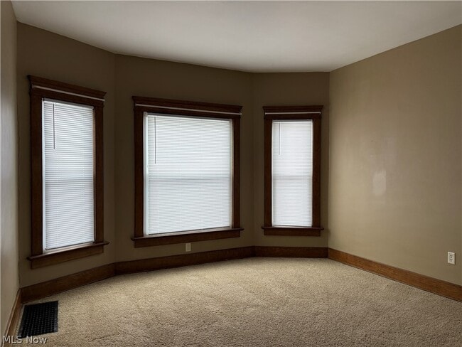 Photo - 404 3rd St NW