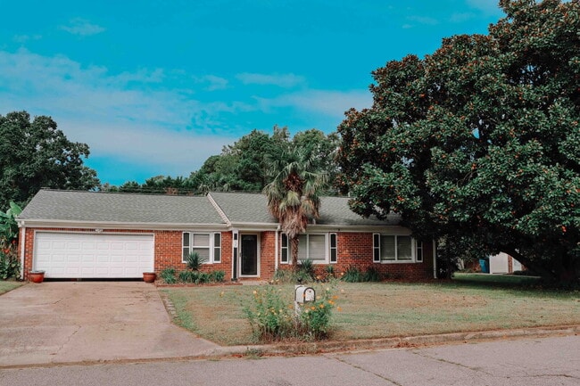 Building Photo - "Charming 4-Bed Oasis with Granite Touch & Cozy Fireplace in Virginia Beach!"