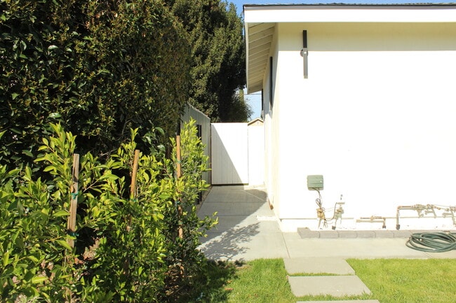 Photo - 20803 Bassett St