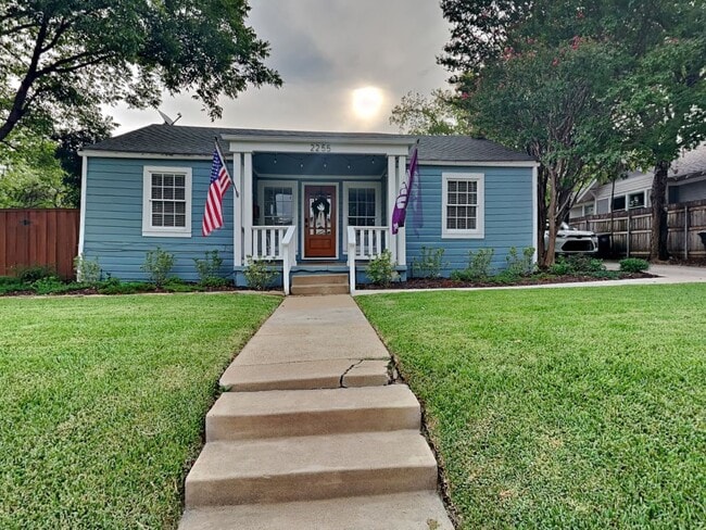 Building Photo - Fairmount Cottage READY NOW!