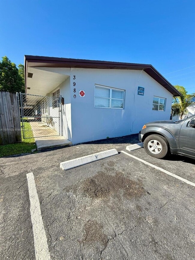 Building Photo - 3980 SW 51st St Unit 1