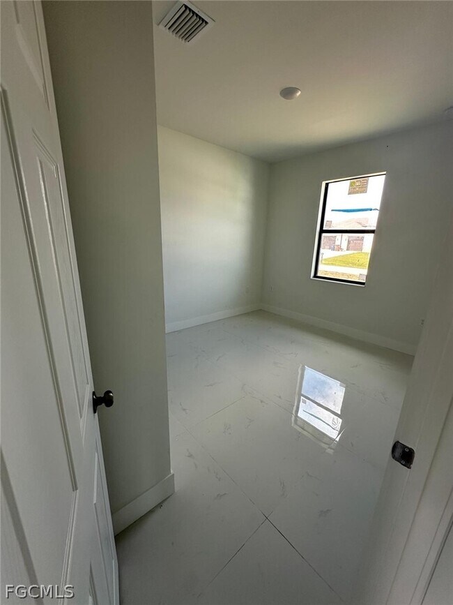 Photo - 465 Petite Ave