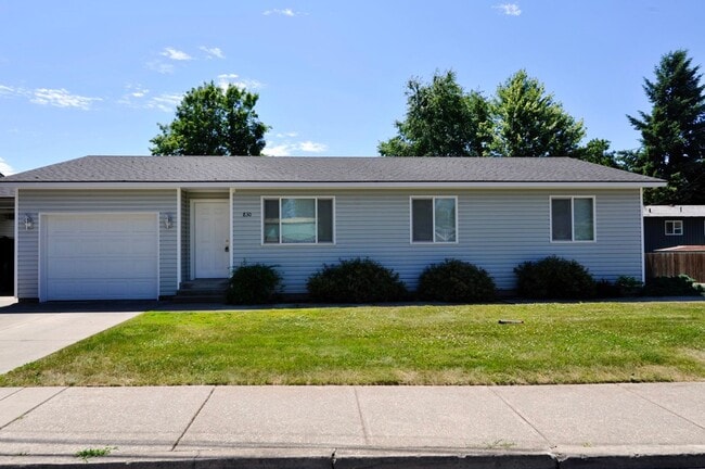 Building Photo - 3 bed 2 bath rancher with master en-suite & RV parking