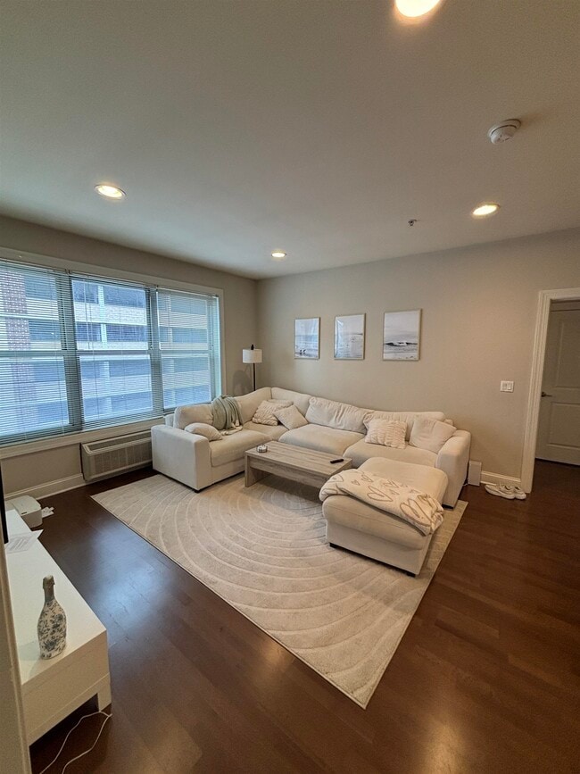 Photo - 100 Marshall St Unidad 316