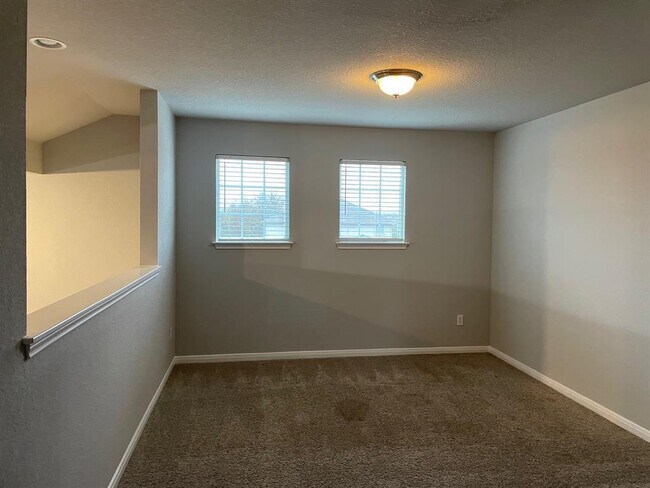 Photo - 665 Donegal Ln