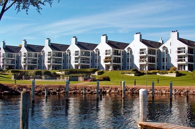 Building Photo - Gables Condo For Rent! In the Heart of Excelsior!