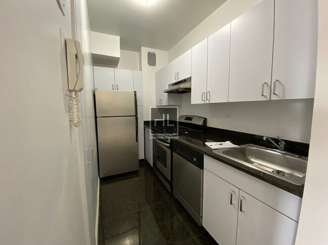 Building Photo - 5 AVENUE