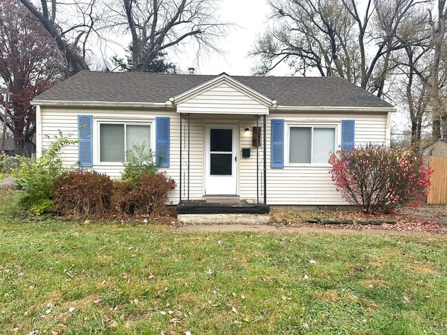 Building Photo - Charming 2 bedroom, 1 bath on a corner lot with large fenced backyard.