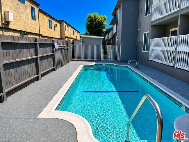 Photo - 18414 Collins St Unidad 213