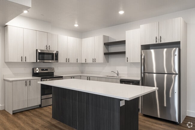 2BR, 2BA - 974SF - Kitchen