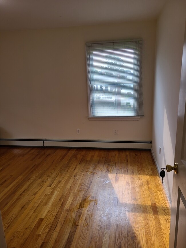 Photo - 372 Litchfield Ave Unidad Apartment share
