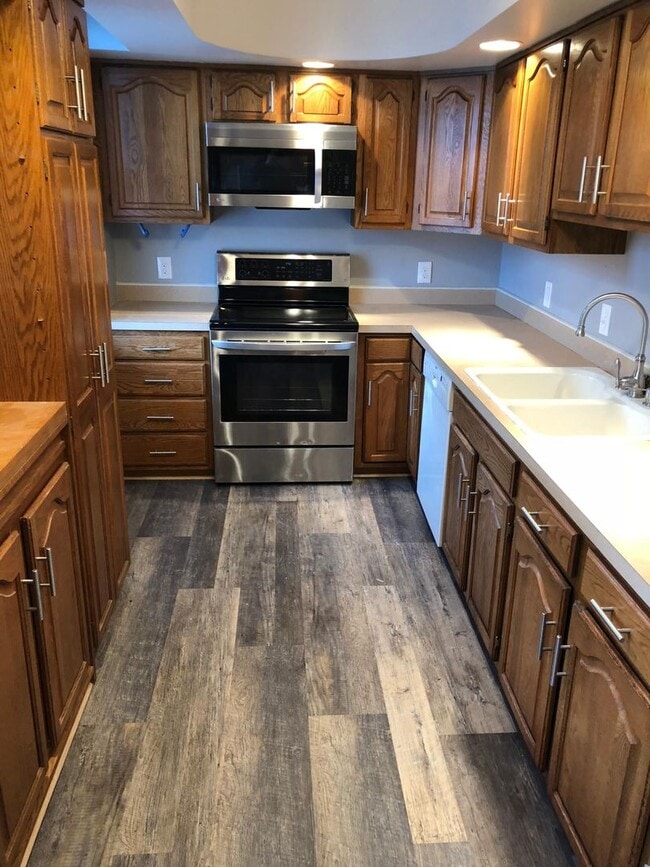 Building Photo - 3 bedroom 2 bath Home in Alburtis Unit 2nd FL BLACK 83