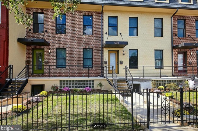 Building Photo - 2 bed/2.5 bath. $3400 with off-street park... Unit 2 Rental