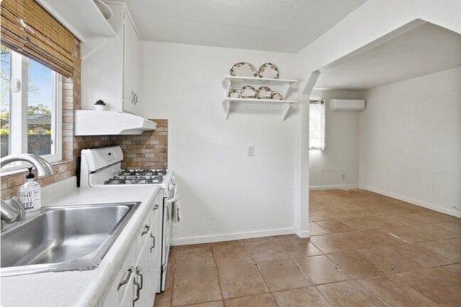 Photo - 1660 Jennings Ave