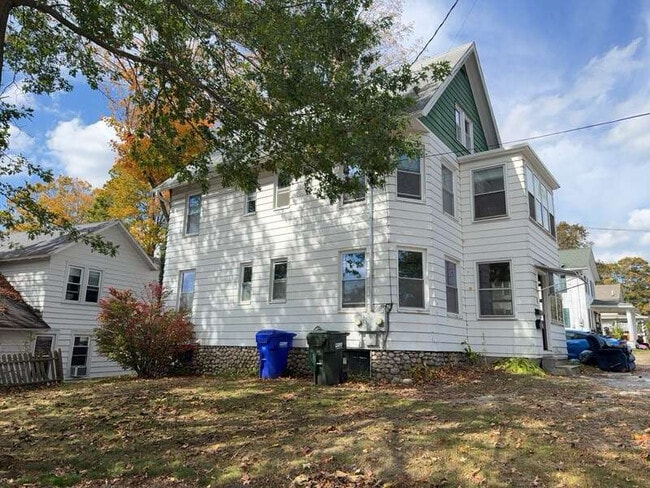 Building Photo - 34 Oak St