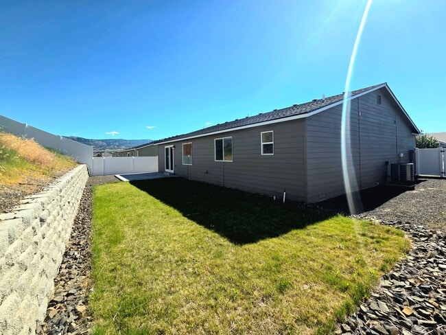 Photo - **New Construction** FOUR Bedroom House for Rent in Eastmont School District!