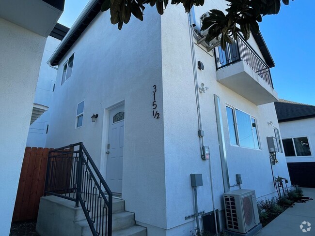 Building Photo - New 4 Bedroom House in Echo Park!