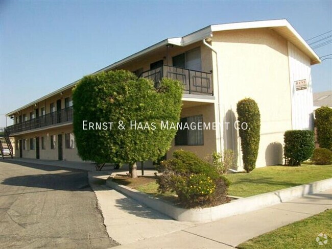 Building Photo - Great 1 Bedroom Apartment with Parking Space! Unit #08