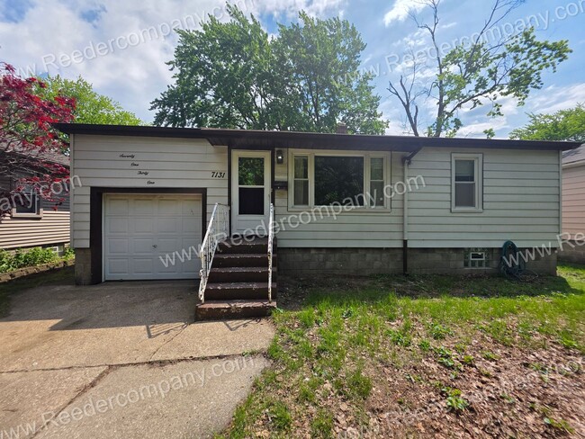 Building Photo - Spacious 2 bedroom 1 bathroom house