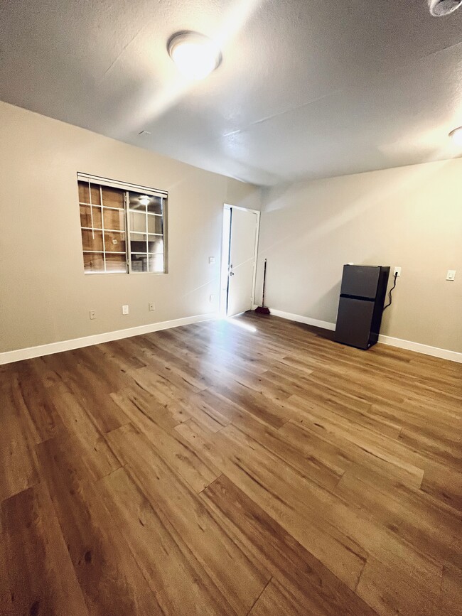 Photo - 928 W 83rd St Unit 4