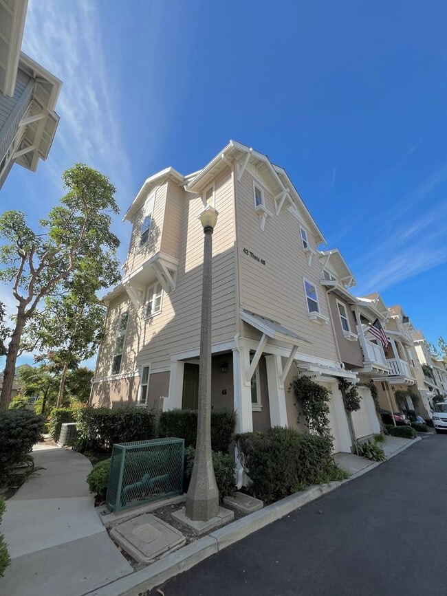 Building Photo - Spacious 1 Bedroom 1 1/2 Bathroom Townhome...