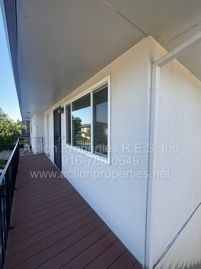 Photo - Central Roseville: 2 Bedroom 1 Bathroom Single Level, Large Living Room Central Heat and Air Upda...