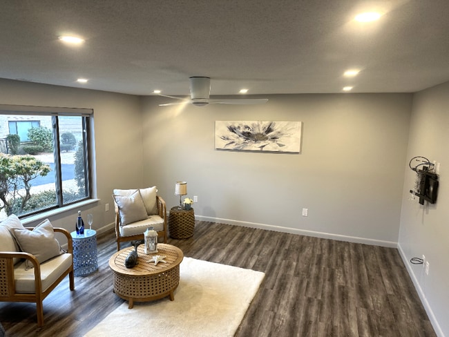 Photo - 275 North End Blvd