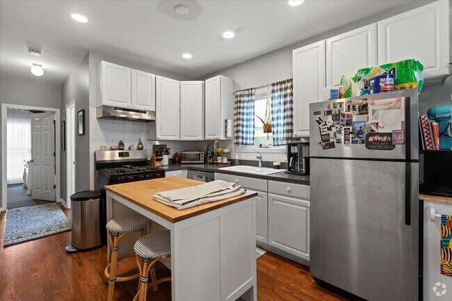 Building Photo - 1345 W Walton St Rental