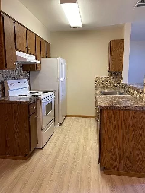 Kitchen - 106 N Walnut St Unit 106