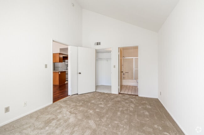 2BR, 2BA - 1,000SF