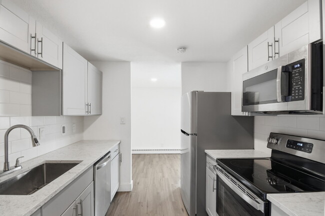 Photo - $1,500.95 with $300.00 off the first month's rent, 2 Beds - 1 Bath, Triplex in Aurora with Washer... Unidad 4