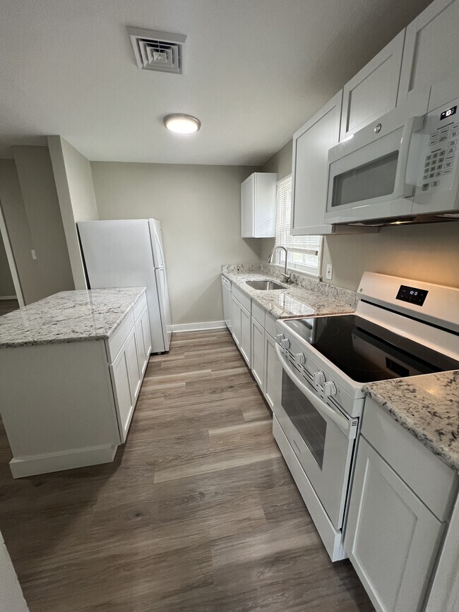 Photo - 504 Robinson St