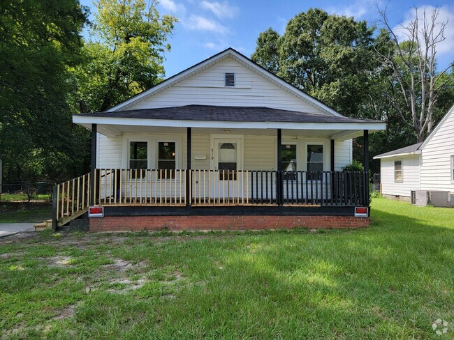 Building Photo - 3 bedroom 1 bath home just 1.5 miles from ...