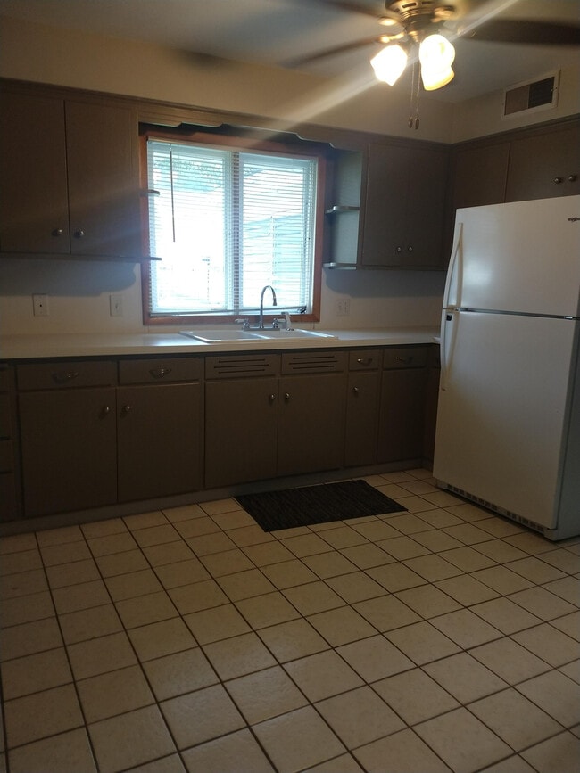 527 W Dewey St