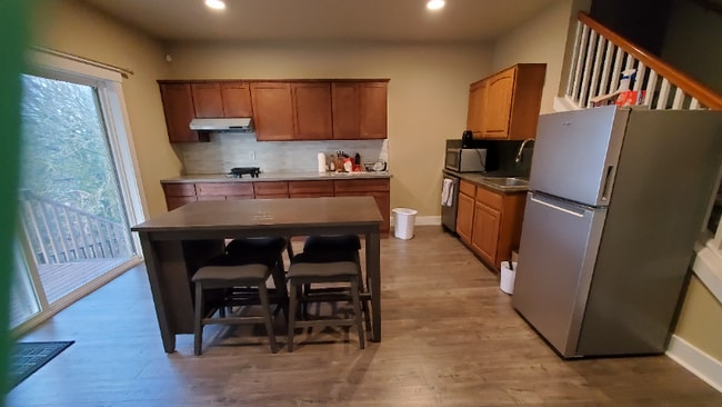 Photo - 9006 105 Ave SW