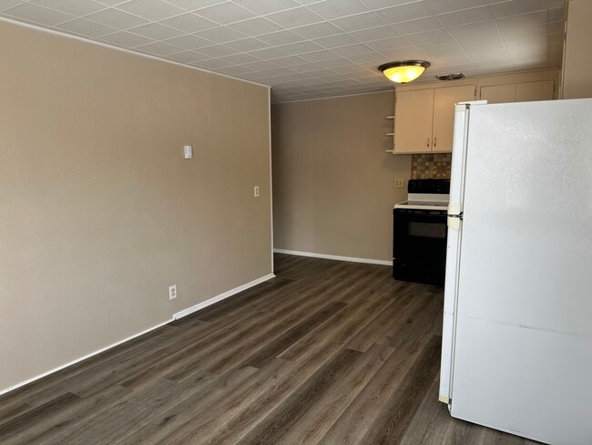 Living - Looking into Kitchen - 231 NE 10th St Unit 4 1 bdrm