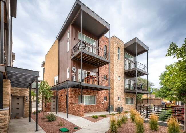 Building Photo - Urbanite Living near Downtown 3 Bed End Unit Townhouse