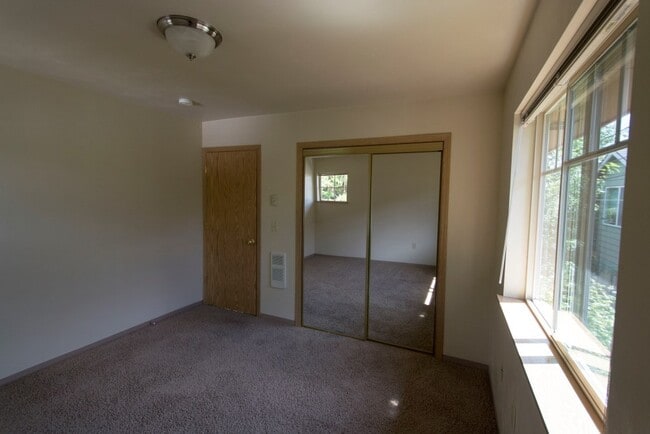 Building Photo - Nice 3 Bed Upstairs Flat - Walking Distance to Campus! Unit B
