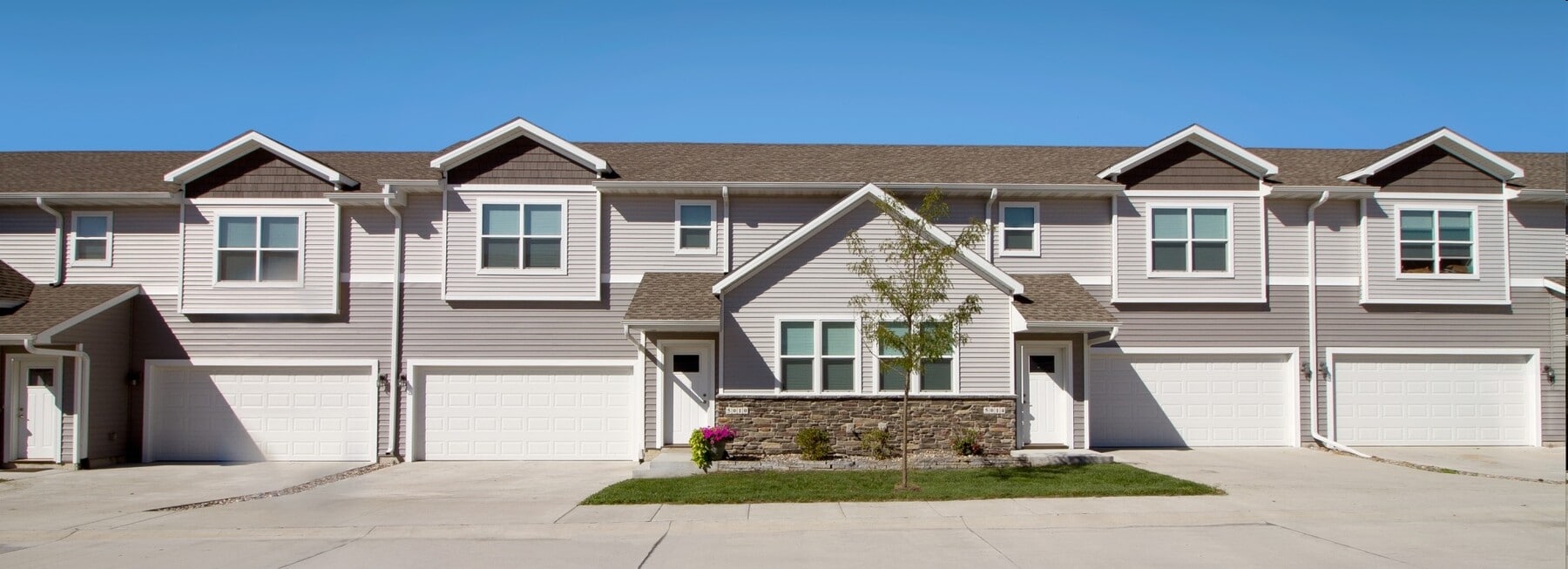 Ledgestone Townhomes - Ledgestone Townhomes