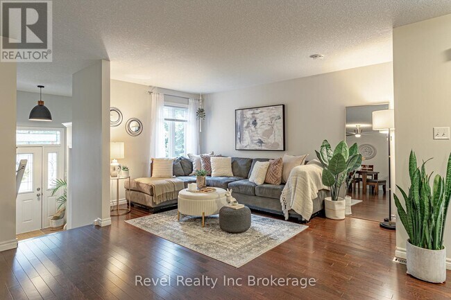 Photo - 107 King St E
