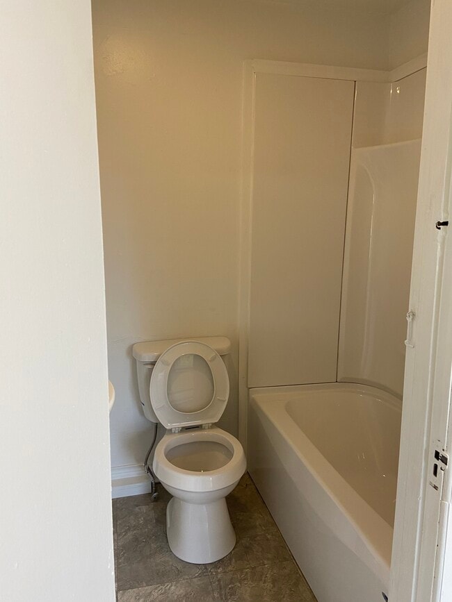 Photo - 11 LLC-80 Bailey Avenue Unidad 201