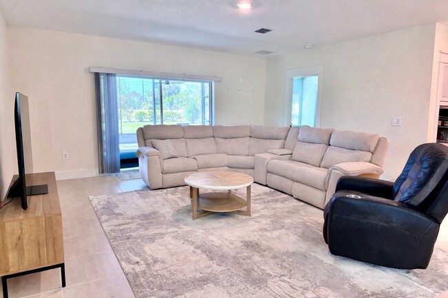 Photo - Stunning 4/3 with NO REAR NEIGHBORS!