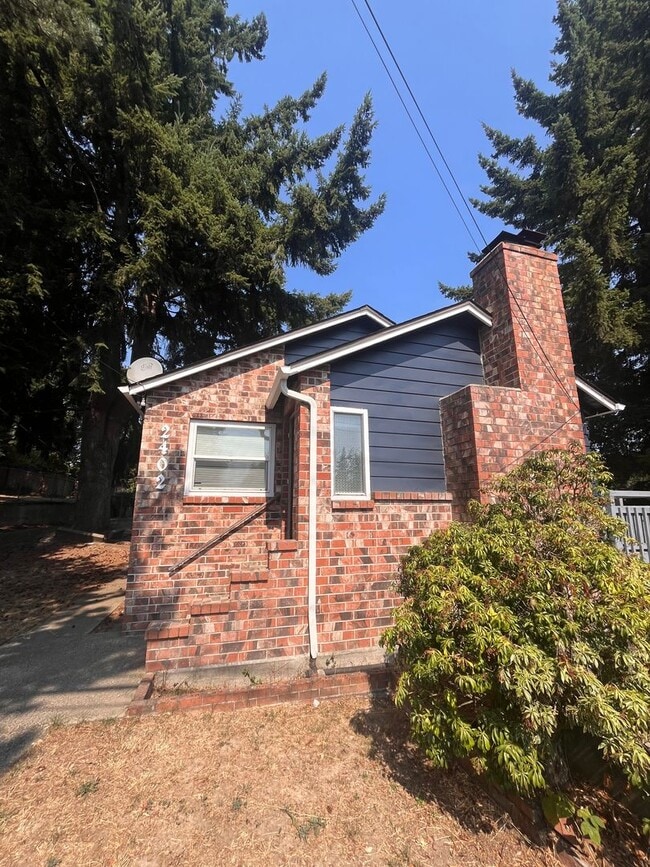 Building Photo - 2 bedroom with fully fenced yard in bremer... Unit 2402 Upper Rental