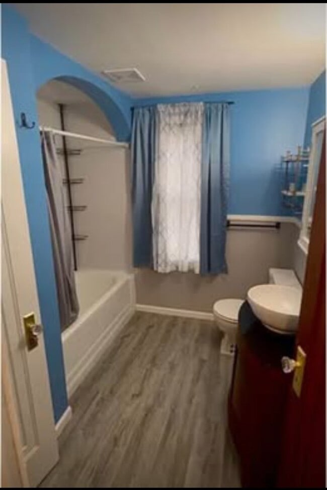 Photo - 815 Main St S